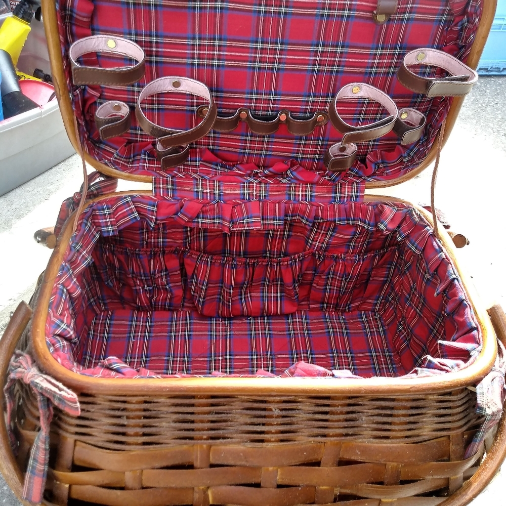 Vintage Picnic Time Picnic Basket
